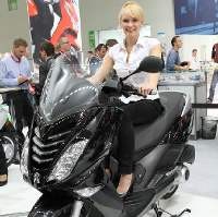 Skuter Peugeot Pesaing Honda PCX