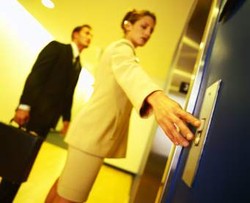 Awas! Bahaya Ketika Menekan Tombol Lift