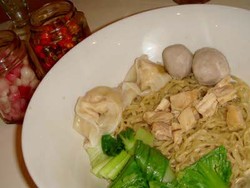 Mi Juara di dalam Toko Pernak-Pernik 