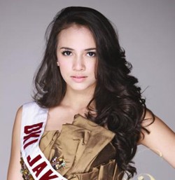 Puteri Indonesia 2010 Ngaku Tak Lancar Bicara Bahasa Indonesia