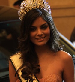 Miss Universe 2010 Komentari Batik Indonesia