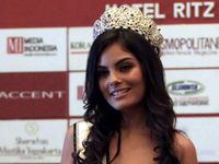 Senyum Miss Universe