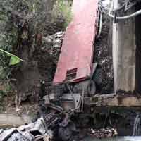 Tabrak Pagar Jembatan, Truk Kontainer Terjun ke Sungai