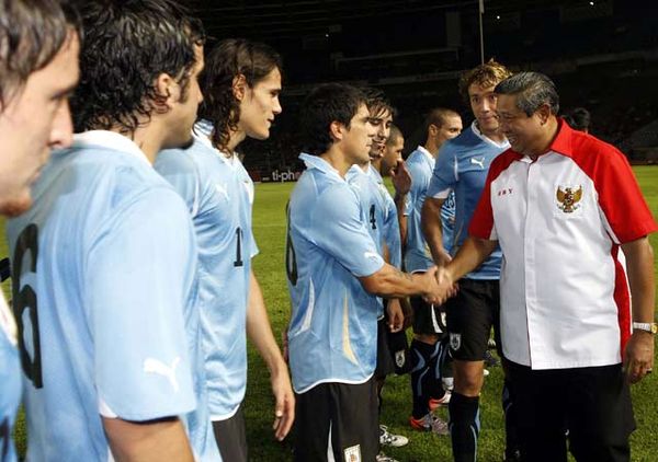SBY Tonton Indonesia vs Uruguay