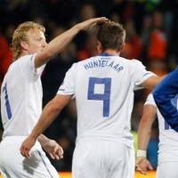 Huntelaar Menangkan Belanda Lagi