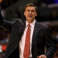 Pelatih Mavericks Pingsan di Tepi Lapangan