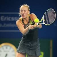 Wozniacki Kalahkan Cedera dan Ivanovic