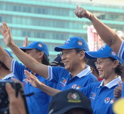 Ribuan Pejalan Kaki Ramaikan World Walking Day di Bundaran HI 