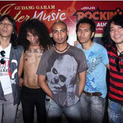 Slank Sebarkan Virus Perdamaian di Java Rockin Land