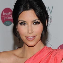 Kim Kardashian Diserang Fans Saat Dugem