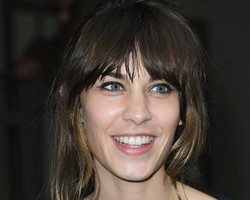 Tampil Seksi Ala Alexa Chung