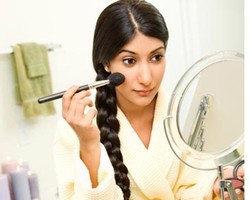 Teknik Make-up Agar Wajah Terlihat Lebih Tirus