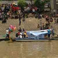 Warga Strenkali Surabaya Larung Sesaji