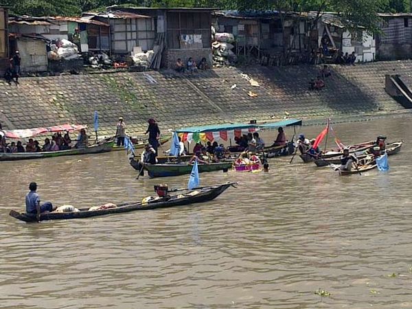 Warga Strenkali Gelar Larung Sesaji