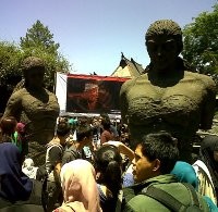 Patung 3 Mojang Dipamerkan di Pasar Seni ITB