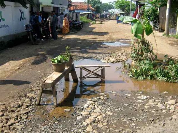 Akses Jalan ke PLTGU Muara Tawar Rusak
