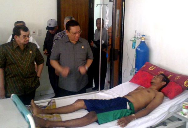 Mensos & Menko Kesra Jenguk Korban Wasior