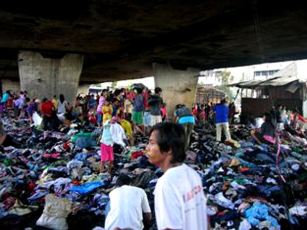 Mengais Barang di Bawah Jembatan Ampera