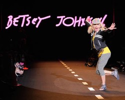 Steve Madden Resmi Ambil Alih Merek Betsey Johnson