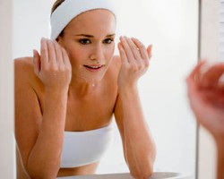 Lembabkan Kulit Kering dengan Scrub Gula