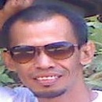 Petugas di Pasar Palmerah Mengubah Karcis Parkir Motor 