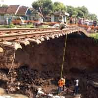 Diterjang Banjir Bandang, Jembatan Penahan Rel Amblas