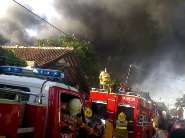 Pabrik Tinner Terbakar