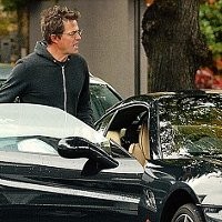 Hugh Grant Beli Ferrari California untuk Kado Ultah 50 Tahunnya