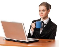 Kerja di Depan Komputer Bikin Kulit Cepat Berkeriput