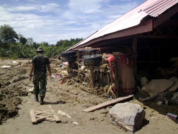 Tumpukan balok-balok kayu yang terbawa air bah.