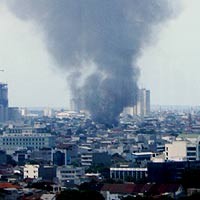 Pemukiman Padat Pinggir Rel di Pekojan Terbakar