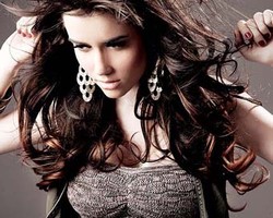 3 Padu Padan Busana Rajut Saat Musim Hujan