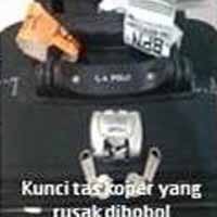 Pencongkelan Tas Koper Pelanggan Pesawat Garuda