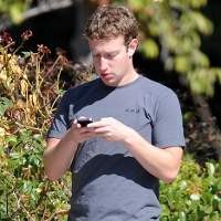 Sambil Nyeberang, Bos Facebook  Kepergok Mainan HP