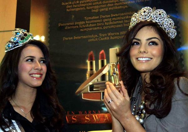 Miss Universe 2010 Coba Lipstick Indonesia