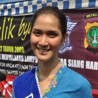 Sheila Bantu Polisi Tertibkan Pemotor