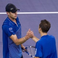 Lawan Cedera, Roddick Melenggang