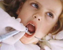 Agar Si Kecil Tidak Takut Ke Dokter Gigi