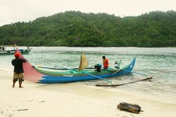 Menaklukkan Liarnya Teluk Kiluan