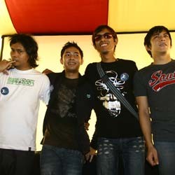 Eks Peterpan Setia Tunda Album Sampai Ariel Bebas