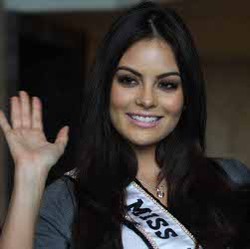 Miss Universe 2010 Jatuh Cinta pada Tarian Indonesia