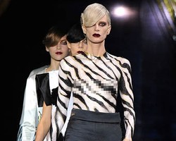 Model Topless Di Runway Louis Vuitton