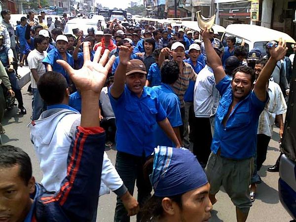 Aksi Demo Puluhan Sopir Angkot