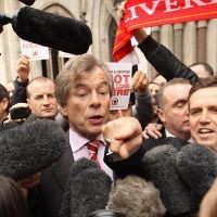 Liverpool Kalahkan Hicks-Gillet di Pengadilan