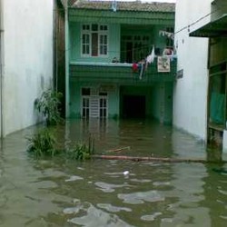 Hujan Deras Semalam Membuat Kompleks Dosen IKIP di Bekasi Terendam