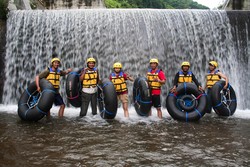 Serunya Tubing di Sungai Krekep