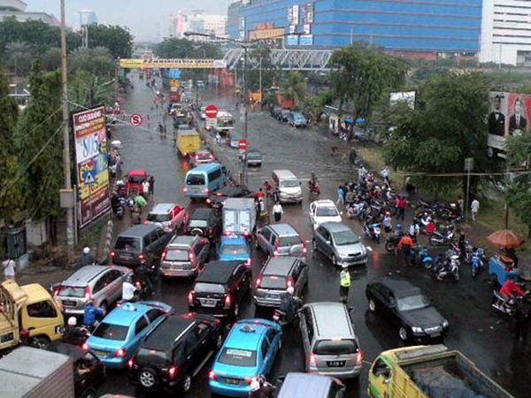 Tergenang Air, Jalan Gunung Sahari Macet