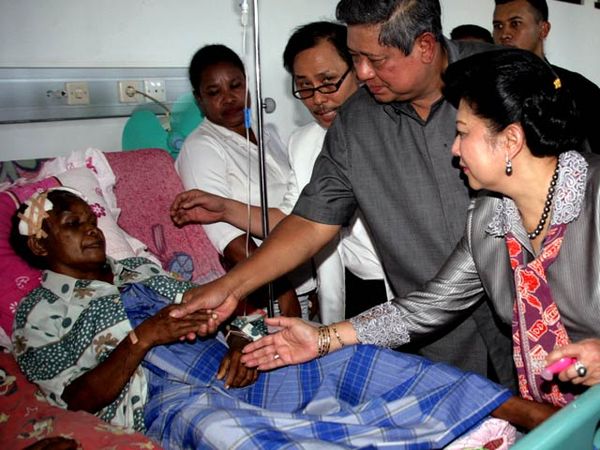 SBY Jenguk Korban Banjir Wasior