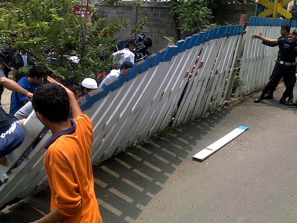 PT KA Tertibkan Bangunan Liar