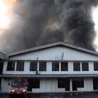 Setelah Padam, Api Kembali Muncul di Lokasi Pabrik Sandal